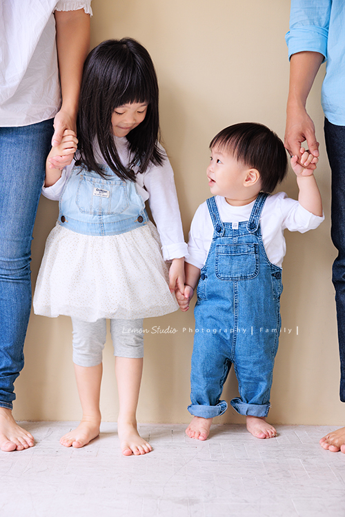 Ida媽麻一家第三次來拍照，四歲半和一歲半的姊弟倆，笑容與童趣洋溢，爸拔媽麻也陪著一起玩得很開心，這張是爸拔媽麻牽著姊弟倆，姊姊牽著弟弟的手、可愛的互動的一瞬間的家庭寫真照！！