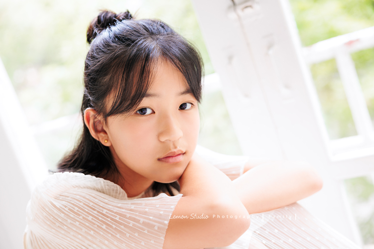 Coco媽麻一家第二次來拍照，依舊優雅美麗的Coco媽麻，女兒也悄悄長成漂亮的青少女，這張是青春期的女兒酷酷地看著鏡頭的一張很漂亮的女兒的個人寫真！