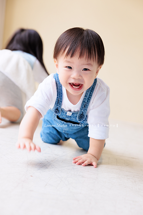 Ida媽麻一家第三次來拍照，四歲半和一歲半的姊弟倆，笑容與童趣洋溢，爸拔媽麻也陪著一起玩得很開心，這張是弟弟在地上爬得正開心笑得很燦爛的弟弟的個人寶寶寫真！