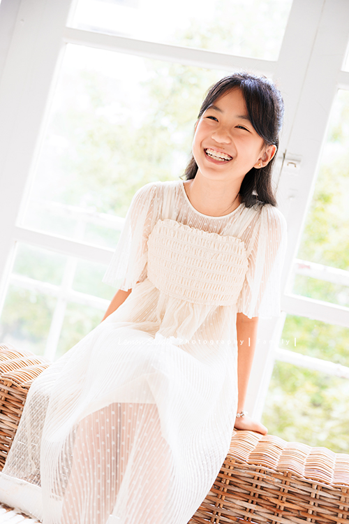 Coco媽麻一家第二次來拍照，依舊優雅美麗的Coco媽麻，女兒也悄悄長成漂亮的青少女，這張是女兒坐在窗戶旁沒有看鏡頭但笑得很開心的一張很漂亮的女兒的個人寫真！