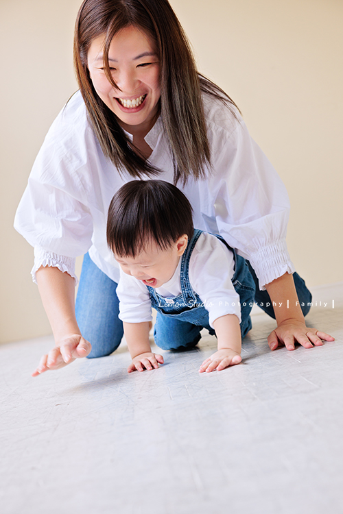 Ida媽麻一家第三次來拍照，四歲半和一歲半的姊弟倆，笑容與童趣洋溢，爸拔媽麻也陪著一起玩得很開心，這張是媽麻正陪著弟弟在地上爬的很開心的兩人互動紀錄！