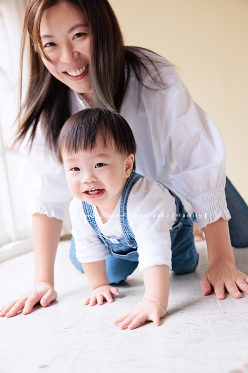 Ida媽麻一家第三次來拍照，四歲半和一歲半的姊弟倆，笑容與童趣洋溢，爸拔媽麻也陪著一起玩得很開心，這張是媽麻正陪著弟弟在地上爬的很開心的兩人互動一瞬間的紀錄！這張兩人都看著鏡頭笑著好美啊！