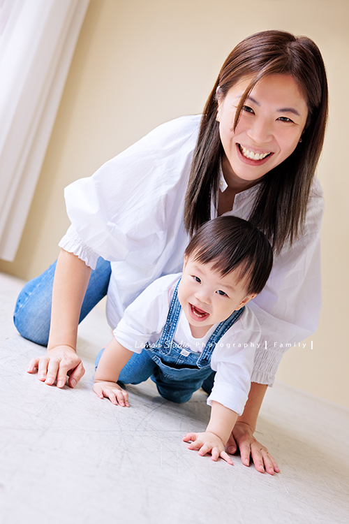 Ida媽麻一家第三次來拍照，四歲半和一歲半的姊弟倆，笑容與童趣洋溢，爸拔媽麻也陪著一起玩得很開心，這張是媽麻正陪著弟弟在地上爬的很開心的兩人互動一瞬間的紀錄！這張兩人都看著鏡頭笑容很燦爛！