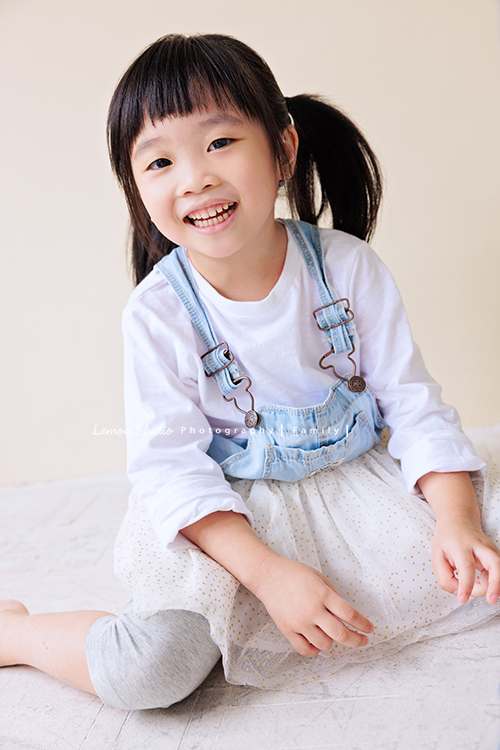 Ida媽麻一家第三次來拍照，四歲半和一歲半的姊弟倆，笑容與童趣洋溢，爸拔媽麻也陪著一起玩得很開心，這張是姊姊看著鏡頭笑容很可愛的個人兒童寫真照！