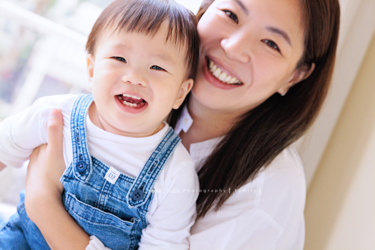 Ida媽麻一家第三次來拍照，四歲半和一歲半的姊弟倆，笑容與童趣洋溢，爸拔媽麻也陪著一起玩得很開心，這張是媽麻抱著弟弟兩人笑得很開心的母子倆的合照！