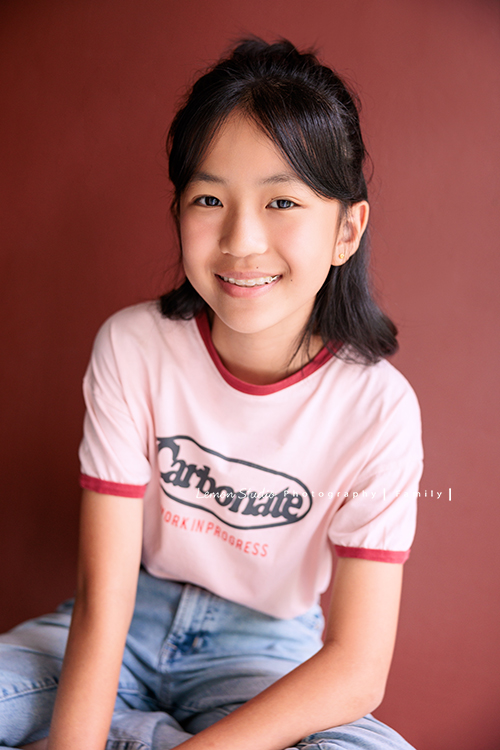 Coco媽麻一家第二次來拍照，依舊優雅美麗的Coco媽麻，女兒也悄悄長成漂亮的青少女，這張是女兒坐著對著鏡頭微笑很漂亮的一張女兒的個人寫真！