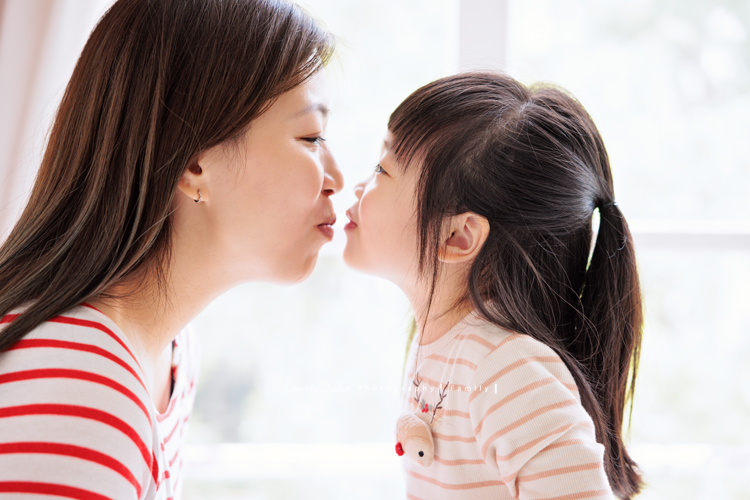 Ida媽麻一家第三次來拍照，四歲半和一歲半的姊弟倆，笑容與童趣洋溢，爸拔媽麻也陪著一起玩得很開心，這張是媽麻及姊姊正要親親的母女兩人的很可愛的互動紀錄照！