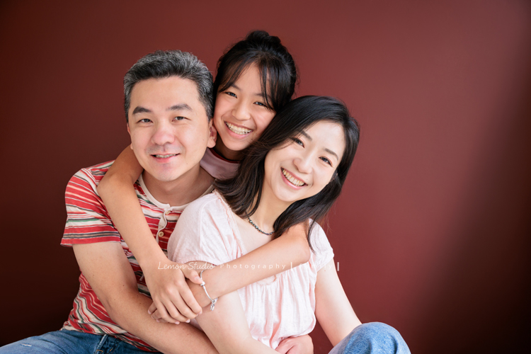 Coco媽麻一家第二次來拍照，依舊優雅美麗的Coco媽麻，女兒也悄悄長成漂亮的青少女，這張是一家三口的全家福，女兒在中間手抱著兩旁的爸拔媽麻，三人笑得很開心、很美麗的一張全家福寫真！