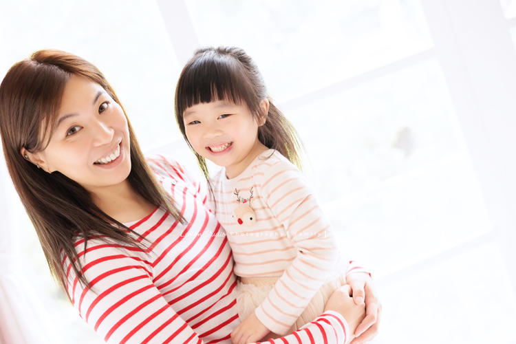 Ida媽麻一家第三次來拍照，四歲半和一歲半的姊弟倆，笑容與童趣洋溢，爸拔媽麻也陪著一起玩得很開心，這張是媽麻抱著姊姊，兩人看著鏡頭笑得很開心的母女兩人很可愛的合照！