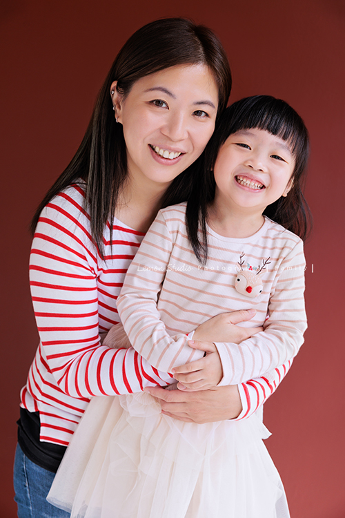 Ida媽麻一家第三次來拍照，四歲半和一歲半的姊弟倆，笑容與童趣洋溢，爸拔媽麻也陪著一起玩得很開心，這張是媽麻抱著姊姊在窗邊，兩人看著鏡頭笑得很開心的母女兩人很可愛的合照！