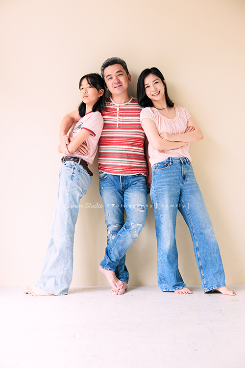 Coco媽麻一家第二次來拍照，依舊優雅美麗的Coco媽麻，女兒也悄悄長成漂亮的青少女，這張是一家三口穿著休閒服的全家福，爸拔在中間抱著兩旁的媽麻及女兒，女兒側站著酷酷地看著鏡頭很帥氣啊！