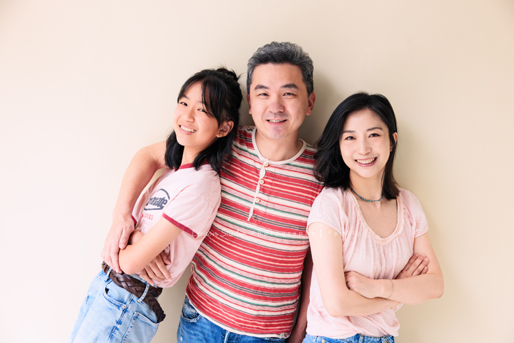 Coco媽麻一家第二次來拍照，依舊優雅美麗的Coco媽麻，女兒也悄悄長成漂亮的青少女，這張是一家三口穿著休閒服的全家福，爸拔在中間抱著兩旁的媽麻及女兒，三人很開心地看著鏡頭笑著！