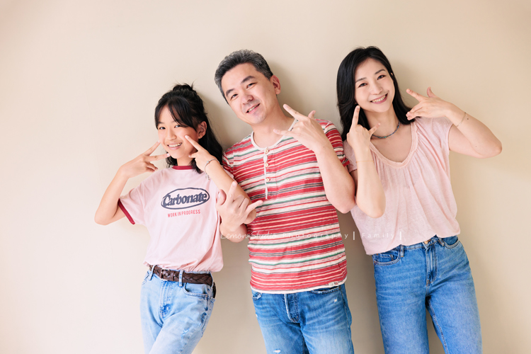 Coco媽麻一家第二次來拍照，依舊優雅美麗的Coco媽麻，女兒也悄悄長成漂亮的青少女，這張是一家三口穿著休閒服的全家福，三人很開心地比著手勢看著鏡頭笑著！