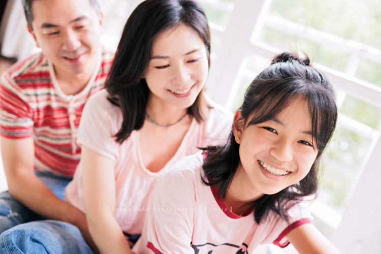 Coco媽麻一家第二次來拍照，依舊優雅美麗的Coco媽麻，女兒也悄悄長成漂亮的青少女，這張是一家三口很自然的互動，女兒看著鏡頭笑著、爸拔媽麻在她身後看著她微笑！