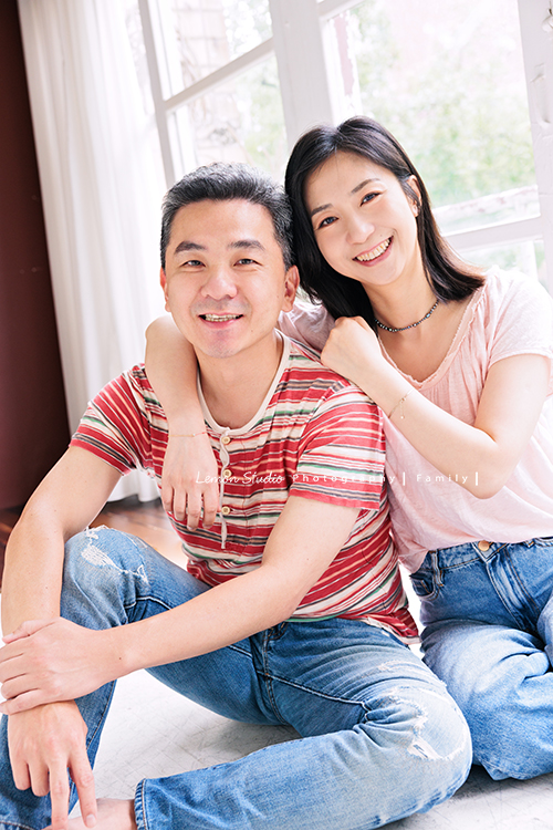 Coco媽麻一家第二次來拍照，依舊優雅美麗的Coco媽麻，女兒也悄悄長成漂亮的青少女，這張是爸拔媽麻夫妻倆的合照！兩人笑得很幸福很美的一張合照啊！