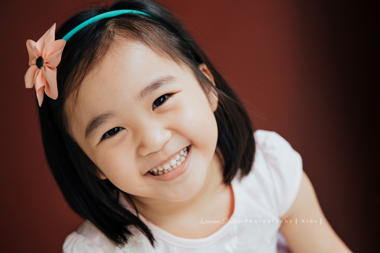 誠＆蓉一家第二次來拍照，兄妹倆的感情依舊很好，有好多可愛的互動瞬間被記錄下來，這張是蓉帶著小花的髮飾，看著鏡頭笑得很燦爛的一張兒童寫真！