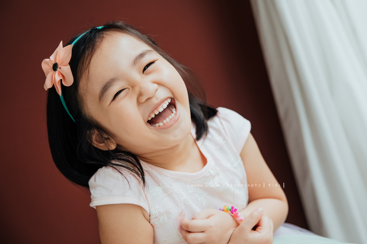 誠＆蓉一家第二次來拍照，兄妹倆的感情依舊很好，有好多可愛的互動瞬間被記錄下來，這張是蓉笑容超燦爛的一張很可愛的兒童寫真！