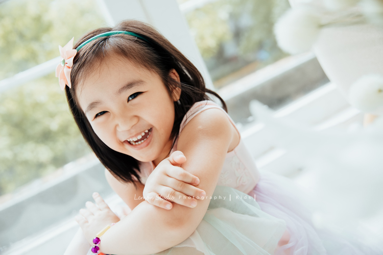 誠＆蓉一家第二次來拍照，兄妹倆的感情依舊很好，有好多可愛的互動瞬間被記錄下來，這張是蓉帶著小花的髮飾，看著鏡頭笑得很甜美的一張兒童寫真！