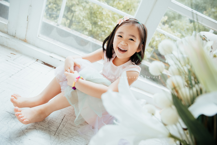 誠＆蓉一家第二次來拍照，兄妹倆的感情依舊很好，有好多可愛的互動瞬間被記錄下來，這張是蓉帶著小花的髮飾坐在窗前，看著鏡頭笑得很開心的一張兒童寫真！