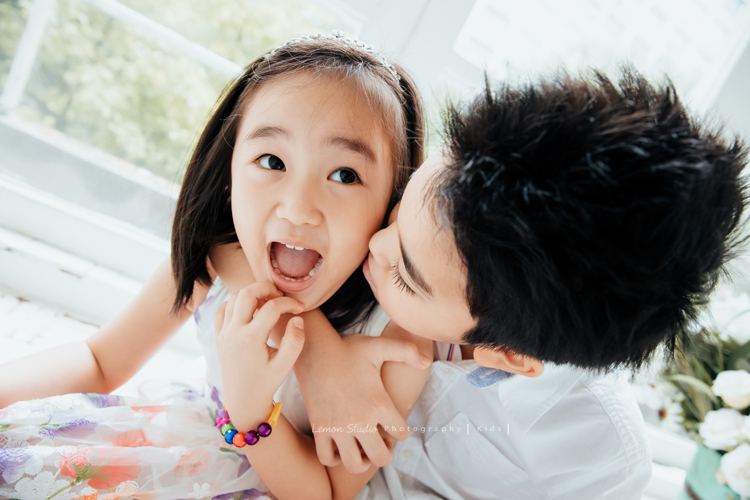誠＆蓉一家第二次來拍照，兄妹倆的感情依舊很好，有好多可愛的互動瞬間被記錄下來，這張是誠抱著蓉要親蓉時，兄妹倆互動很可愛的一瞬間的紀錄！