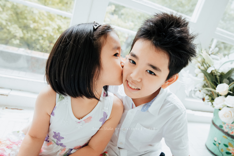 誠＆蓉一家第二次來拍照，兄妹倆的感情依舊很好，有好多可愛的互動瞬間被記錄下來，這張是蓉親誠的臉頰兄妹倆互動很可愛的一瞬間的紀錄！