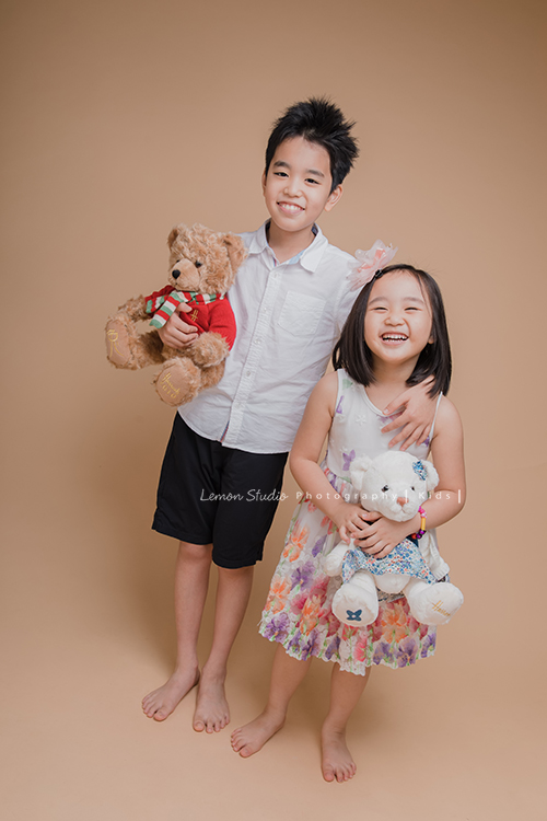 誠＆蓉一家第二次來拍照，兄妹倆的感情依舊很好，有好多可愛的互動瞬間被記錄下來，這張是誠搭著蓉的肩膀，兩人笑得很開心的兄妹倆的紀錄！