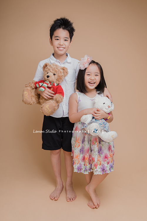 誠＆蓉一家第二次來拍照，兄妹倆的感情依舊很好，有好多可愛的互動瞬間被記錄下來，這張是誠搭著蓉的肩膀，兩人很開心地看著鏡頭的兄妹倆的紀錄！