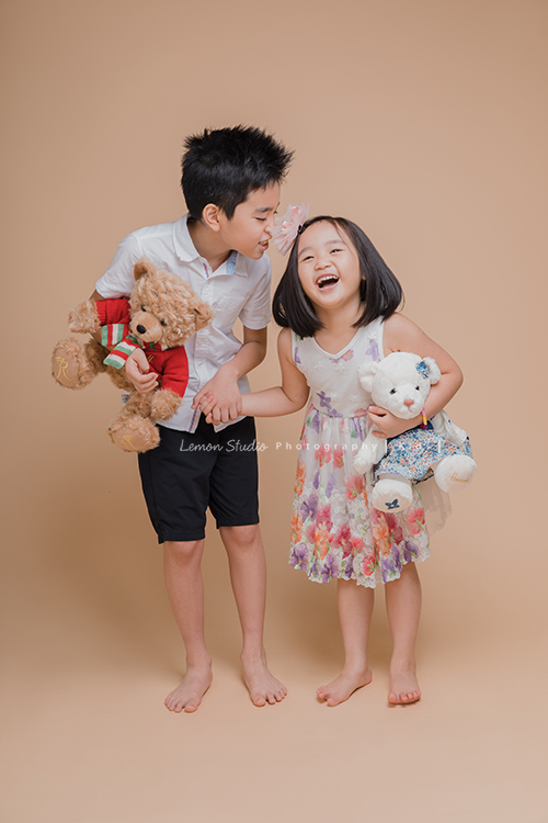 誠＆蓉一家第二次來拍照，兄妹倆的感情依舊很好，有好多可愛的互動瞬間被記錄下來，這張是兄妹倆很可愛的互動的一瞬間的紀錄！