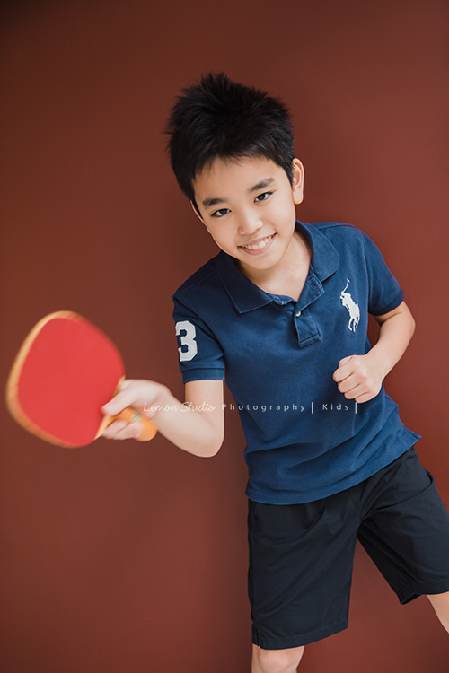 誠＆蓉一家第二次來拍照，兄妹倆的感情依舊很好，有好多可愛的互動瞬間被記錄下來，這張是哥哥誠拿著桌球拍正在打桌球的一張很值得留念的兒童寫真！