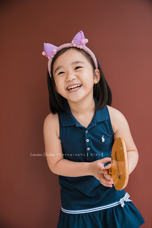誠＆蓉一家第二次來拍照，兄妹倆的感情依舊很好，有好多可愛的互動瞬間被記錄下來，這張是妹妹蓉拿著桌球拍沒有看鏡頭，笑容很燦爛甜美的一張很值得留念的兒童寫真！