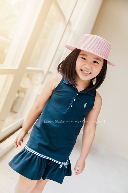誠＆蓉一家第二次來拍照，兄妹倆的感情依舊很好，有好多可愛的互動瞬間被記錄下來，這張是妹妹蓉戴著帽子笑得很甜美的一張兒童寫真！