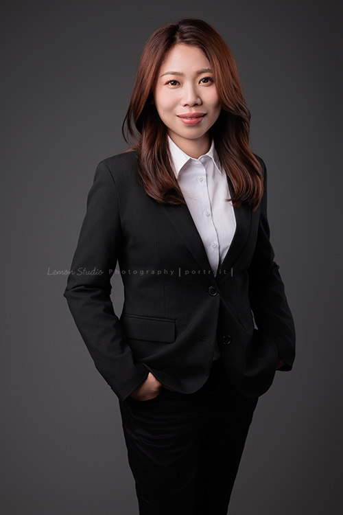 圓璽不動產專屬顧問團隊，以最真誠與專業的樣貌入鏡，每一位都展現出獨一無二的形象與風格，這是顧問怡臻雙手放在口袋、看著鏡頭微笑、很專業的一張不動產顧問形象照！