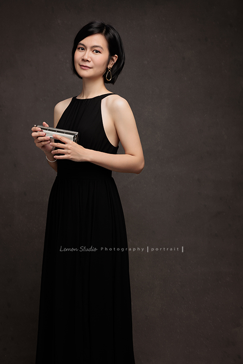 知名口琴演奏家衍華，近日為音樂形象照拍攝，緩緩展開她與音樂的對話，歷經無數舞台洗禮，屢獲殊榮並擔任評審的她，舉手投足間皆是樂音流動的痕跡，彷彿音符化形，翩然於鏡頭之中，這張是衍華身穿黑色的禮服手拿著口琴，看著鏡頭微笑的美麗模樣，是一張很美的音樂形象照！