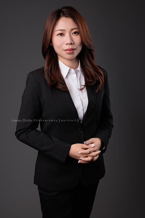 圓璽不動產專屬顧問團隊，以最真誠與專業的樣貌入鏡，每一位都展現出獨一無二的形象與風格，這是顧問怡臻雙手在前方互握、沈穩地看著鏡頭、很專業的一張不動產顧問形象照！