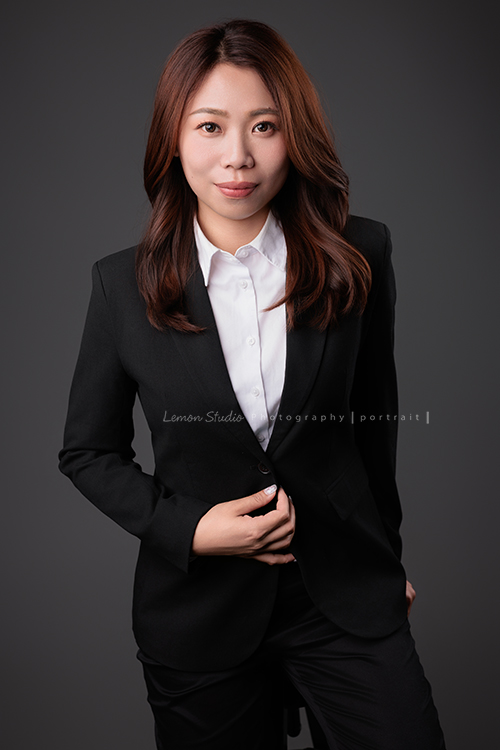 圓璽不動產專屬顧問團隊，以最真誠與專業的樣貌入鏡，每一位都展現出獨一無二的形象與風格，這是顧問怡臻很有自信地看著鏡頭微笑、很專業的一張不動產顧問形象照！