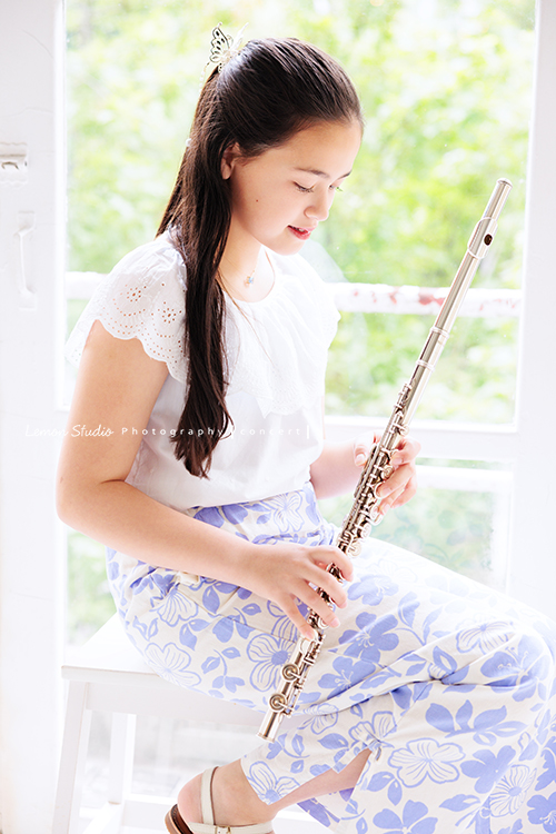 庭＆杉從歐洲返台時來拍音樂寫真照，同樣在長笛的旋律裡成長，上次記錄了姊姊的優雅身影，這回是妹妹的清新樂章，最後還留下了珍貴的姊妹合照，這張是妹妹兩手拿著長笛在身旁，側身低頭看著長笛，很有意境的一張很美麗的音樂寫真！