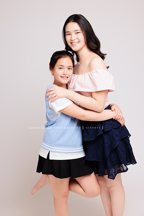 庭＆杉從歐洲返台時來拍音樂寫真照，同樣在長笛的旋律裡成長，上次記錄了姊姊的優雅身影，這回是妹妹的清新樂章，最後還留下了珍貴的姊妹合照，這張是姐妹倆互相擁抱兩人對著鏡頭笑的很開心的姐妹倆的合照！