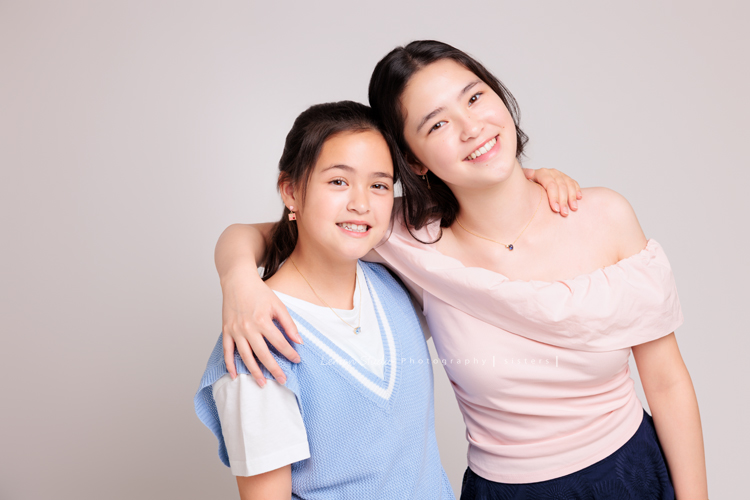 庭＆杉從歐洲返台時來拍音樂寫真照，同樣在長笛的旋律裡成長，上次記錄了姊姊的優雅身影，這回是妹妹的清新樂章，最後還留下了珍貴的姊妹合照，這張姊姊與妹妹互相搭著對方的肩膀的兩人對著鏡頭笑的很開心的姐妹倆的合照！