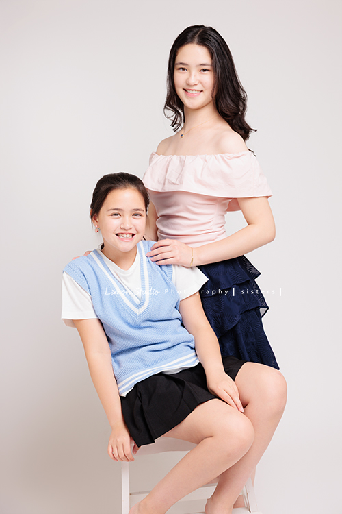 庭＆杉從歐洲返台時來拍音樂寫真照，同樣在長笛的旋律裡成長，上次記錄了姊姊的優雅身影，這回是妹妹的清新樂章，最後還留下了珍貴的姊妹合照，這張是姐妹倆的合照，姊姊站著靠著坐在椅子上的妹妹！