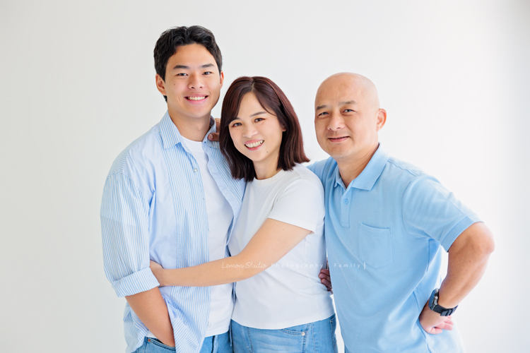 Cindy 媽麻一家來拍照，在美國念書的兒子瑋，帥氣又溫暖，一家人換上正式與休閒的服裝，每一張照片都記錄下最自然的互動與情感，這張是一家人穿藍色系的衣服，兒子瑋和爸爸媽媽，一家三口很有質感及自然的全家福寫真！
