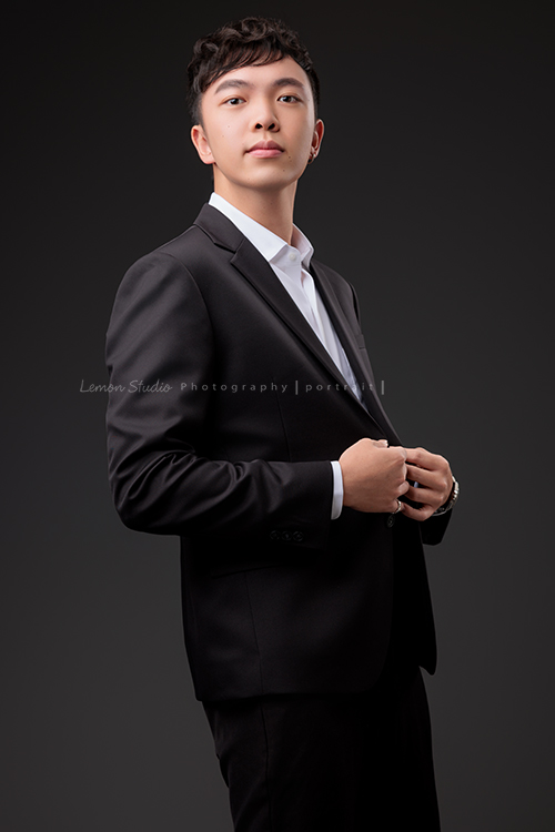 圓璽不動產專屬顧問團隊，以最真誠與專業的樣貌入鏡，每一位都展現出獨一無二的形象與風格，這是顧問Kevin站著看著鏡頭微笑的一張不動產顧問形象照！