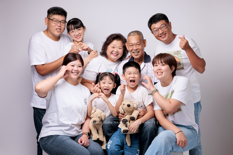 嘉倫和家人們帶著爸爸媽媽一起來拍照，兄弟姊妹的另一半與孩子們也都到齊，這天帥氣的伯父特地穿上西裝，和家人們留下不同組合的畫面，這張是全部的家庭成員穿上休閒的白T恤及牛仔褲，大家一起入鏡的全家福寫真照！