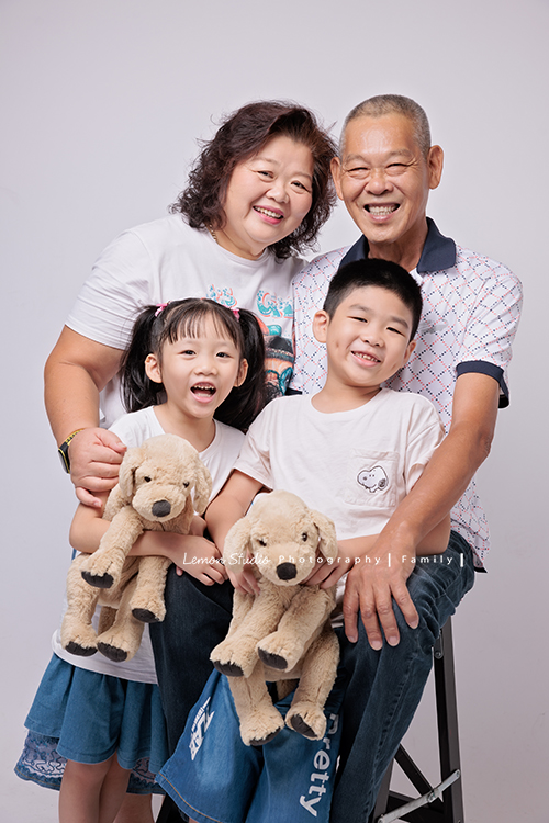 嘉倫和家人們帶著爸爸媽媽一起來拍照，兄弟姊妹的另一半與孩子們也都到齊，這天帥氣的伯父特地穿上西裝，和家人們留下不同組合的畫面，這張是伯父和伯母和兩個孫子一起的合照！