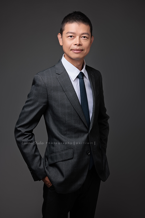 圓璽不動產專屬顧問團隊，以最真誠與專業的樣貌入鏡，每一位都展現出獨一無二的形象與風格，這是顧問Sam兩手放在口袋，帶著自信看著鏡頭微笑的一張不動產顧問形象照！