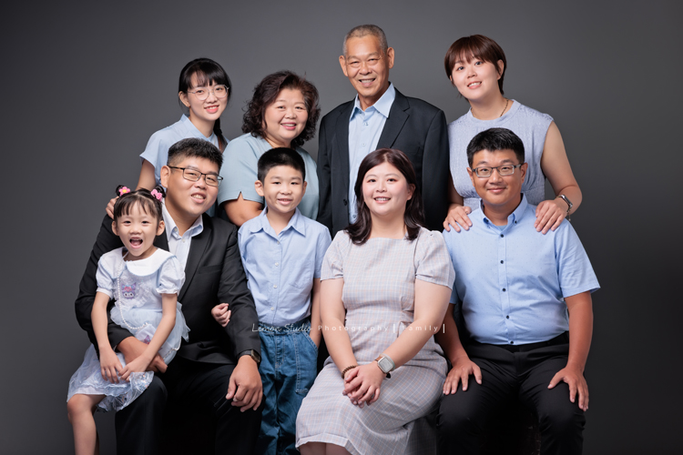 嘉倫和家人們帶著爸爸媽媽一起來拍照，兄弟姊妹的另一半與孩子們也都到齊，這天帥氣的伯父特地穿上西裝，和家人們留下不同組合的畫面，這張是全部的家庭成員穿上正式的服裝一起入鏡的全家福寫真照！