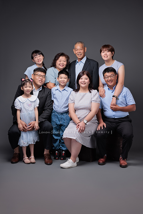 嘉倫和家人們帶著爸爸媽媽一起來拍照，兄弟姊妹的另一半與孩子們也都到齊，這天帥氣的伯父特地穿上西裝，和家人們留下不同組合的畫面，這張是全部的家庭成員穿上正式的服裝一起入鏡的全家福寫真！
