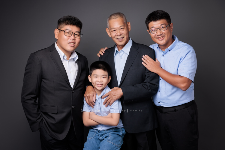 嘉倫和家人們帶著爸爸媽媽一起來拍照，兄弟姊妹的另一半與孩子們也都到齊，這天帥氣的伯父特地穿上西裝，和家人們留下不同組合的畫面，這張是伯父和家中的男士們一起拍的美麗家庭相片！