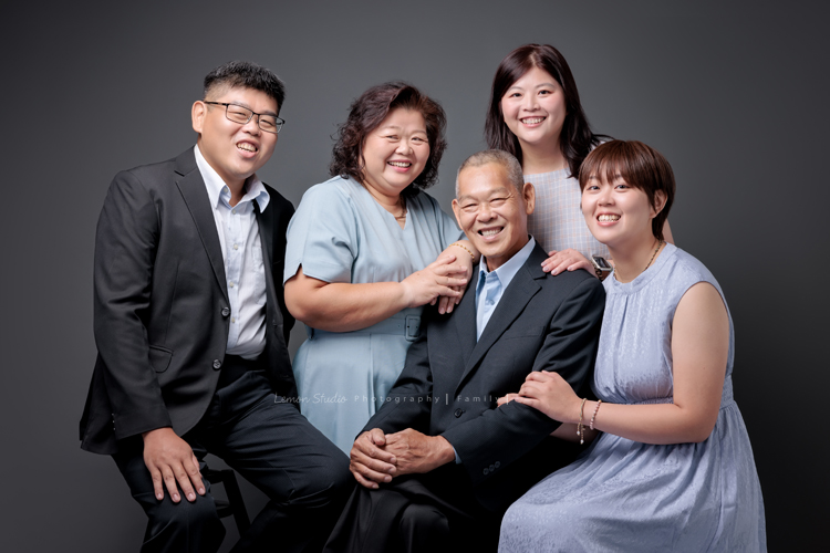 嘉倫和家人們帶著爸爸媽媽一起來拍照，兄弟姊妹的另一半與孩子們也都到齊，這天帥氣的伯父特地穿上西裝，和家人們留下不同組合的畫面，這張是伯父伯母和三個子女的全家福寫真，每個人的笑容都好燦爛啊！