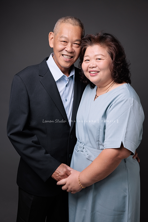 嘉倫和家人們帶著爸爸媽媽一起來拍照，兄弟姊妹的另一半與孩子們也都到齊，這天帥氣的伯父特地穿上西裝，和家人們留下不同組合的畫面，這張是伯父和伯母兩人牽手一輩子的兩人的夫婦合照！