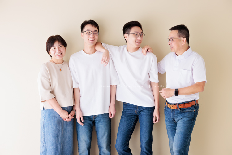 大學畢業是人生旅程的重要里程碑，Kathy媽麻一家選擇用鏡頭，留下一家人最珍貴的陪伴，每一張相片裡，都裝滿了對孩子的愛與祝福，這張是一家四口穿著白色上衣與牛仔褲＆裙的互動小紀錄，很清新自在的一張美麗的全家福！